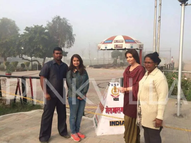 Aish juga menyempatkan diri berfoto bareng fans © Pinkvilla.com