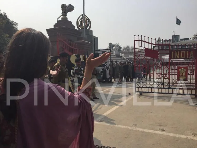 Aishwarya sapa fans Pakistan di Wagah © Pinkvilla.com