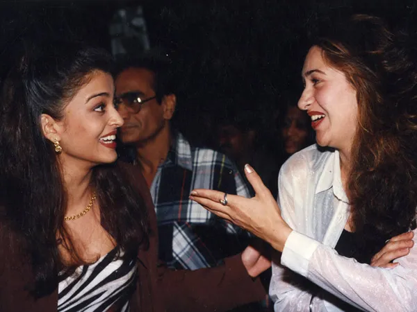 Ini dia keakraban Karisma dan Aishwarya Rai tempo dulu © Filmibeat.com