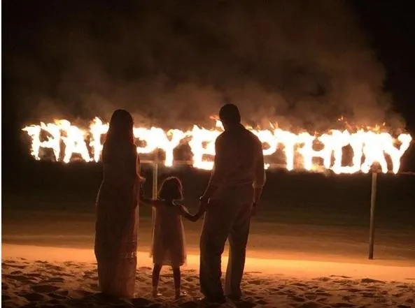Ini dia perayaan ultah Shaheer Sheikh di pantai Maldives saat malam hari © Instagram.com/bachchan