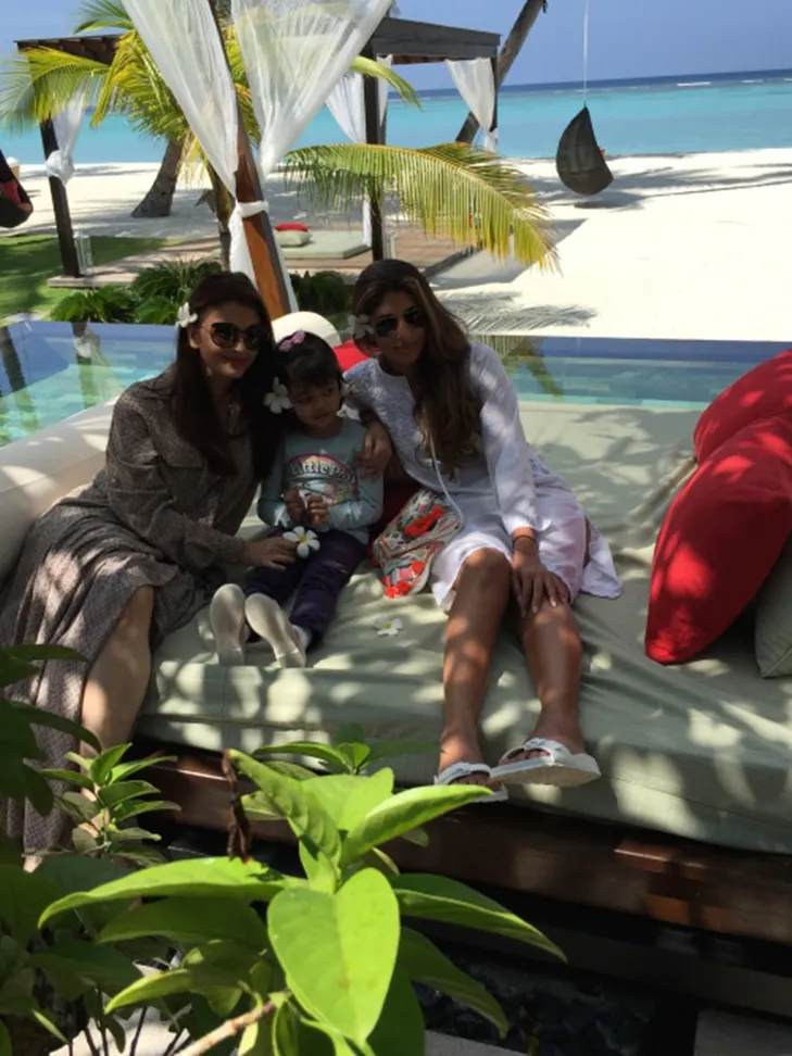 Aishwarya Rai dan Aaradhya pose cantik di Maldives © srbachchan.tumblr.com
