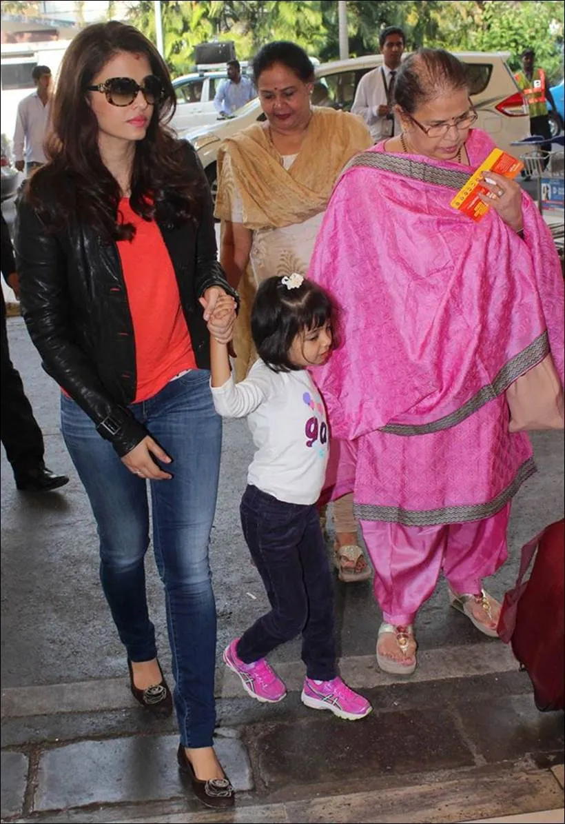 Aishwarya Rai tampil modis di bandara, tapi kok nggak senyum? © Indianexpress.com