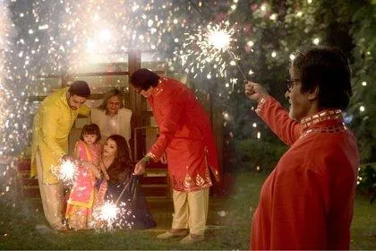 Aaradhya saat diajak bermain kembang api bareng ortu dan neneknya © Pinkvilla.com