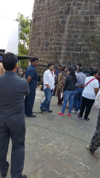 Ini dia penampilan kumal Aishwarya Rai di lokasi syuting © Pinkvilla.com