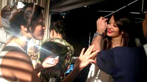 Aishwarya Rai bertemu dengan Freida Pinto. @Indianexpress.com