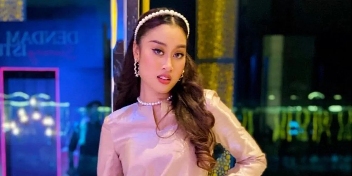 Aisha Retno - W.H.U.T dan Terjemahan