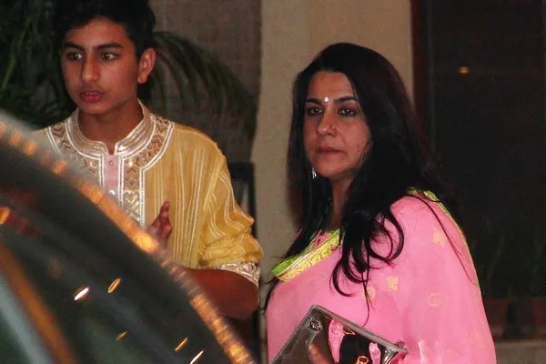 Ibrahim Khan (kiri) bersama ibunya. Ganteng ya? @indiaglitz