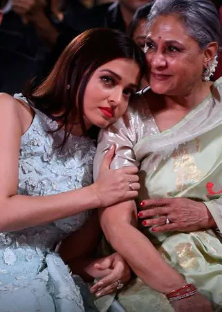 Aishwarya Rai bersandar manja ke Jaya Bachchan. Upaya menepis isu bertengkar? ©indiatoday