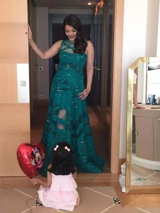 Ini dia momen lucu saat Aaradhya Bachchan mengagumi kecantikan sang ibu sebelum Aishwarya Rai melenggang di red carpet @indianexpress.com