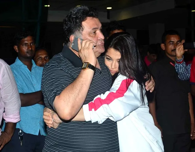 Aishwarya Rai memeluk erat Rishi Kapoor saat tanpa sengaja bertemu @apunkachoice.com