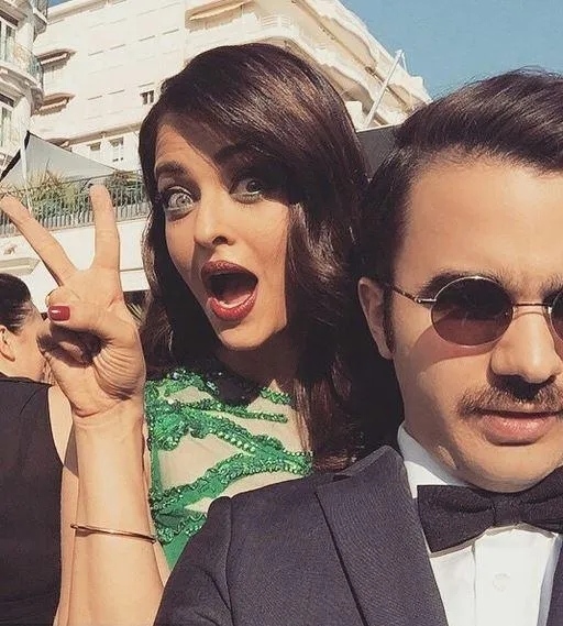 Aishwarya Rai jadi photobomb di Cannes. @pinkvilla