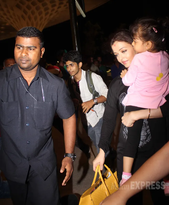 Aishwarya Rai saat berangkat ke Cannes bersama putrinya, Aaradhya Bachchan. @Indianexpress.com