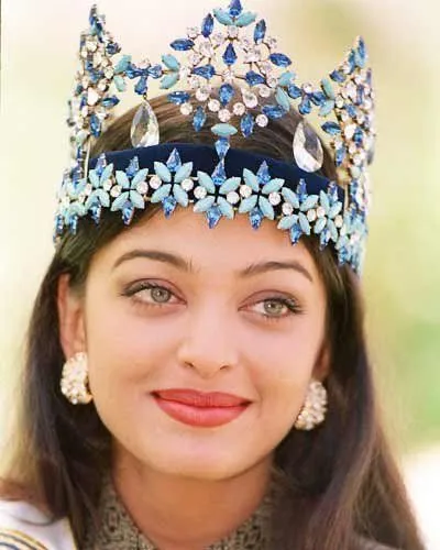 Aishwarya kala menerima mahkota Miss World 1994 ©lightscamerabollywood.com