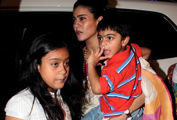 Bukan Kajol, tapi Nysa dan Yug yang selalu membuat Ajay Devgan kangen rumah. ©celebritykick.com