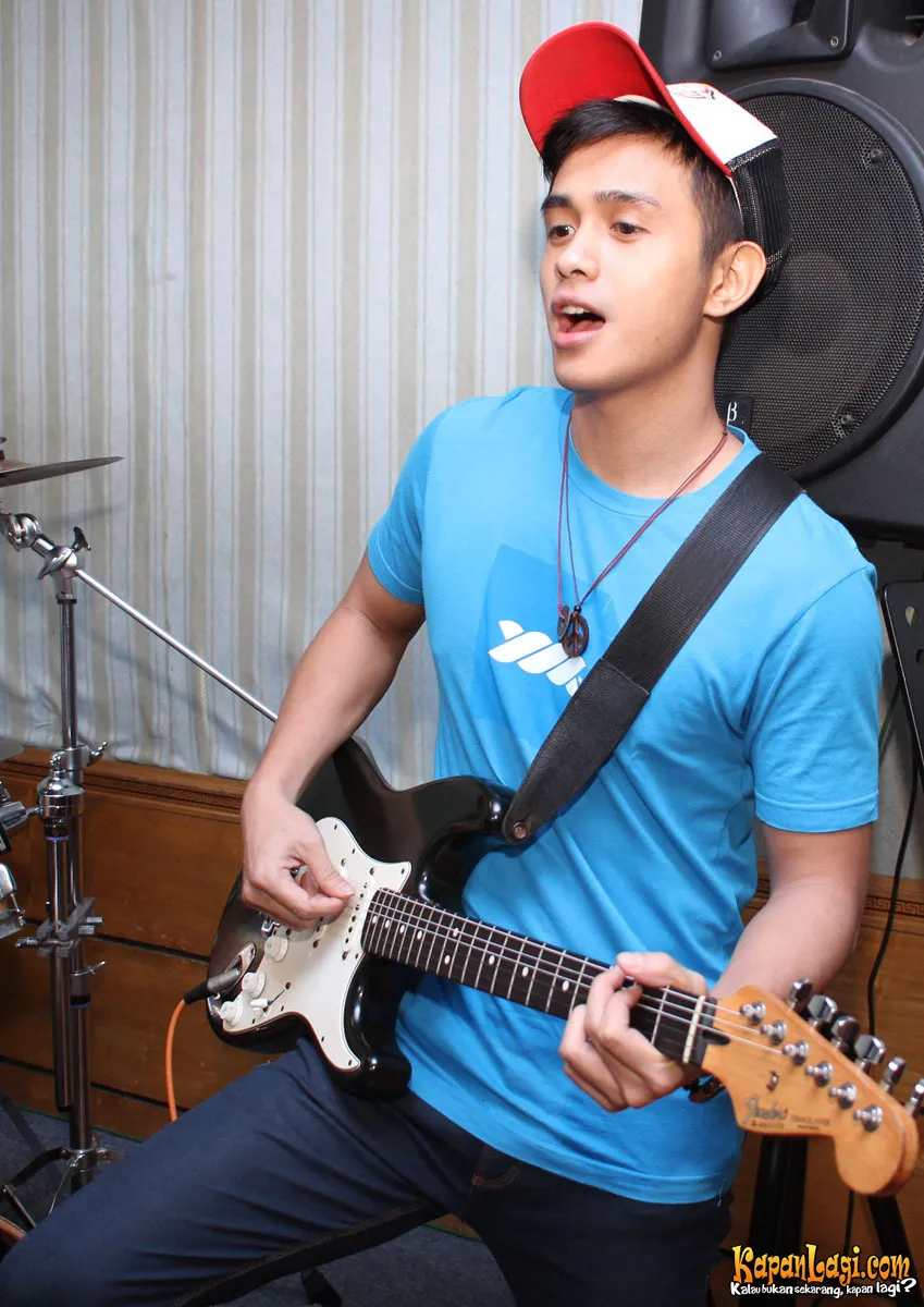 Ajun Perwira juga dikenal sebagai salah satu personel The Junas Monkey