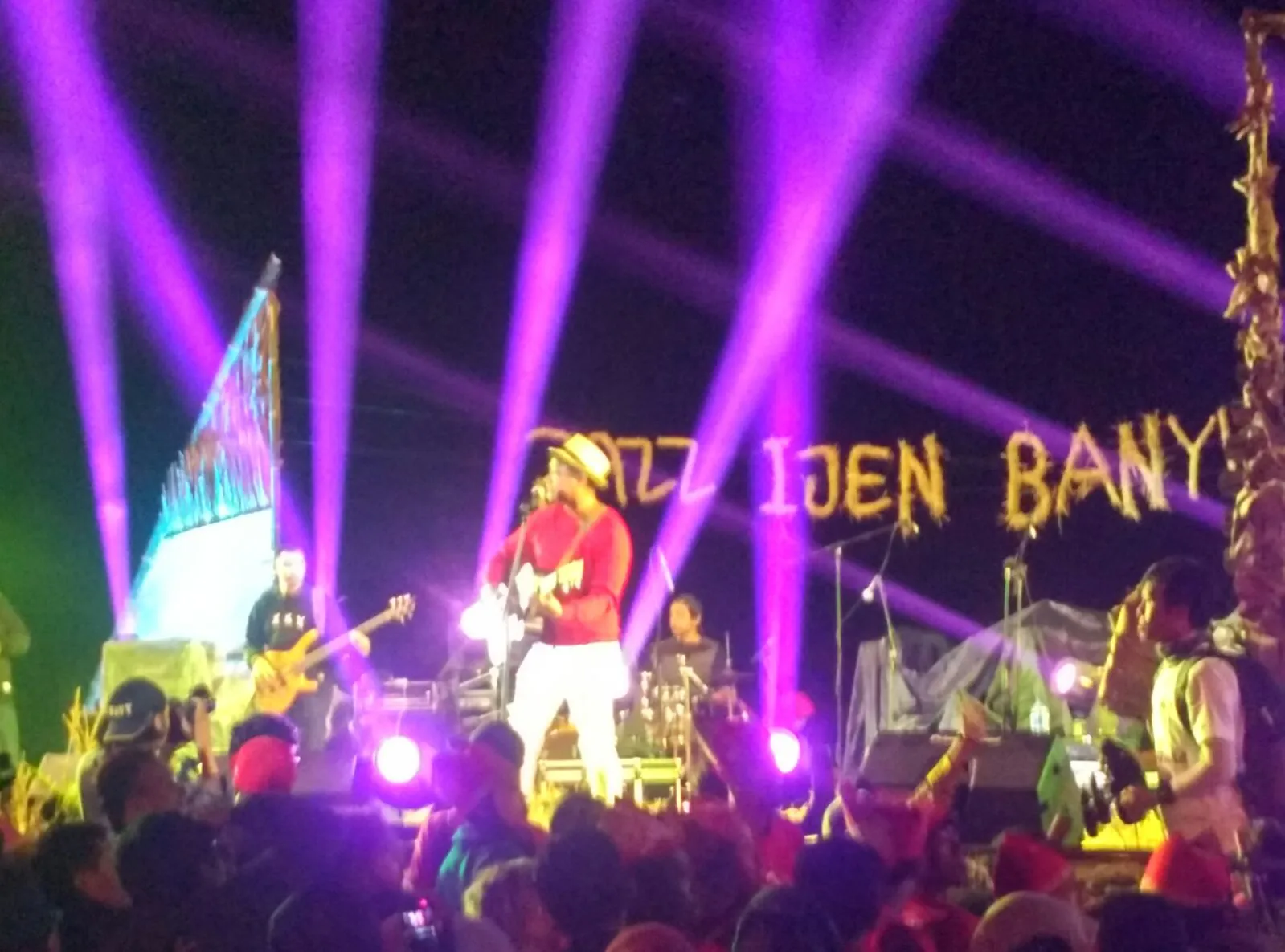 Andre Hehanusa hangatkan kaki Gunung Ijen © KapanLagi.com®/Dewi Ratna