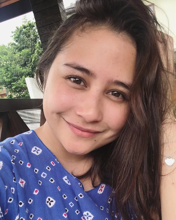 Prilly tampil natural (credit: instagram.com/prillylatuconsina96)