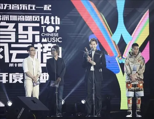 Mewakili rekan-rekannya, Zhoumi menerima award Super Junior M foto via Soompi