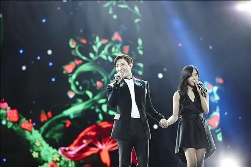 Zhoumi dan Victoria f(x) berduet foto via Soompi