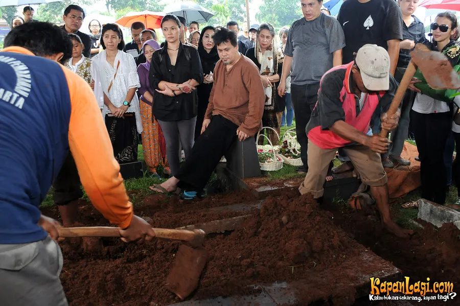 Suasana pemakaman Farida Oetoyo, Minggu (18/5). @KapanLagi.com®/Bambang E Ros