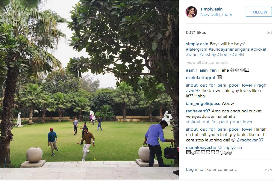 Akshay main kriket bareng Rahul di halaman rumahnya yang mewah © Instagram.com/simply.asin