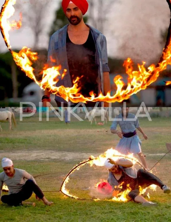 Ini dia momen saat kaki Akshay Kumar terbakar api @pinkvilla.com