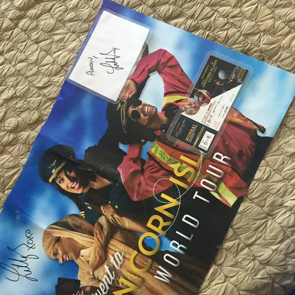 Ini dia tiket milik Aarav yang bertanda tangan grup Superwoman @twitter.com/mrsfunnybones