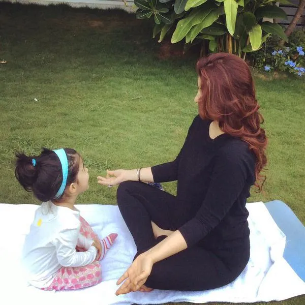 Ini dia aksi menggemaskan putri kecil Akshay Kumar saat menirukan gaya yoga sang ibu @pinkvilla.com