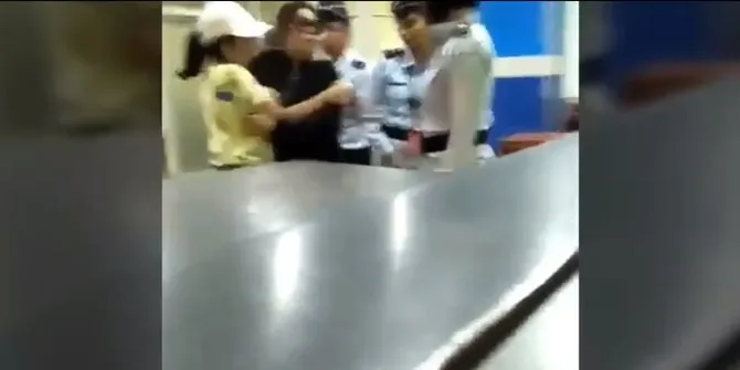 Seorang wanita menampar petugas bandara karena menolak lepas jam tangan saat lewat mesin pendeteksi © Youtube.com