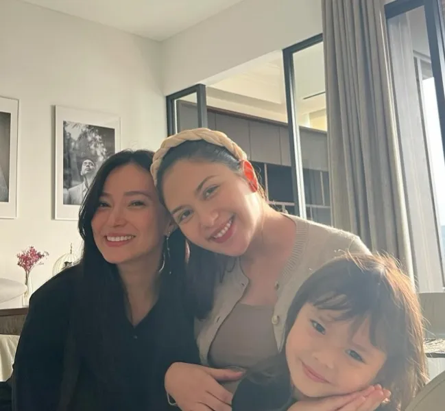 Potret Asmirandah mengunjungi Jessica Mila bersama Chloe (Sumber: Instagram/asmirandah89)