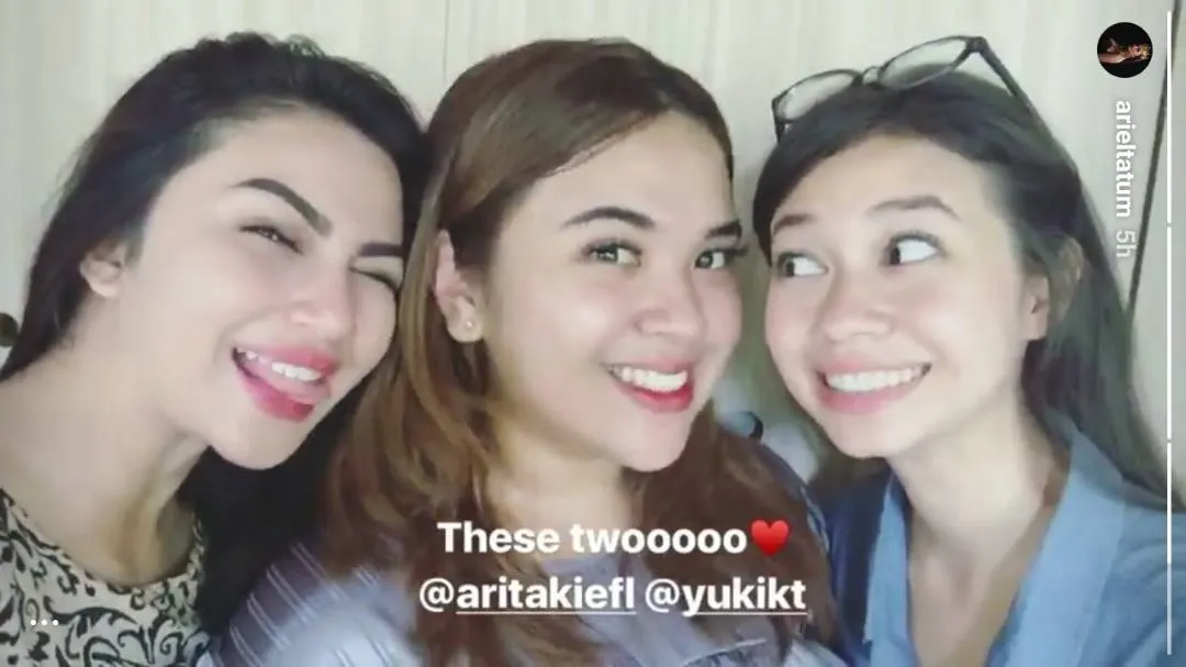 Ariel dan Yuki tetap kompak © instagram.com/arieltatum