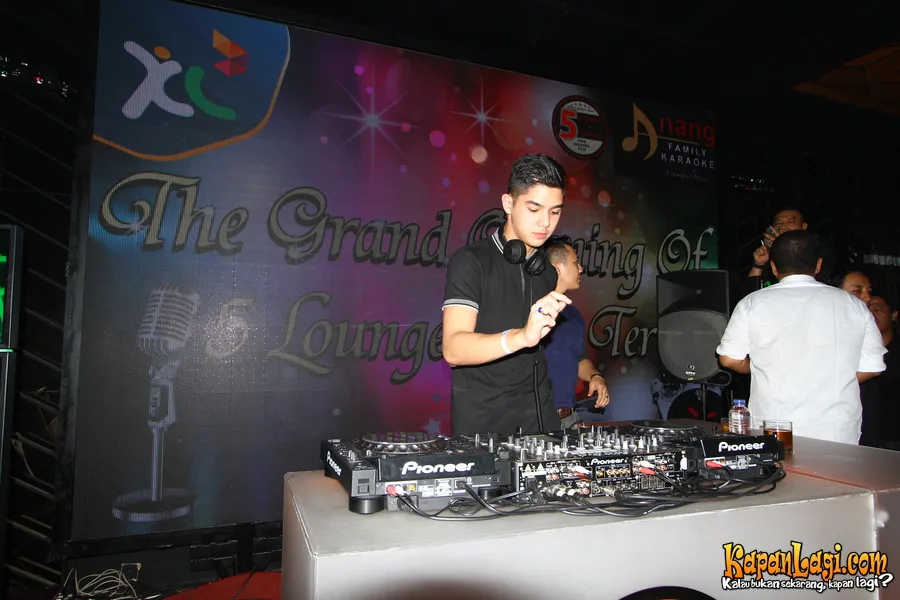 Kemampuan Al saat berada di meja DJ berhasil memukau Astrid. @KapanLagi.com®