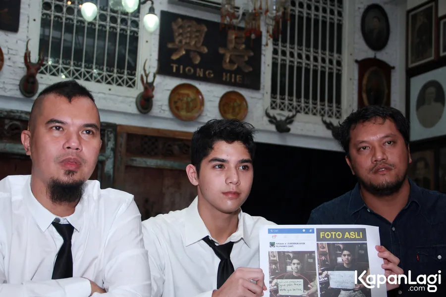 Dhani didamping Al dan Ramdhan saat preskon tentang pencalonannya sebagai gubernur © KapanLagi.com®/Muhammad Akrom Sukarya