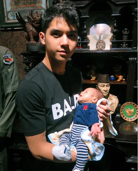 Al Ghazali gendong Baby R © Instagram.com/alghazali7