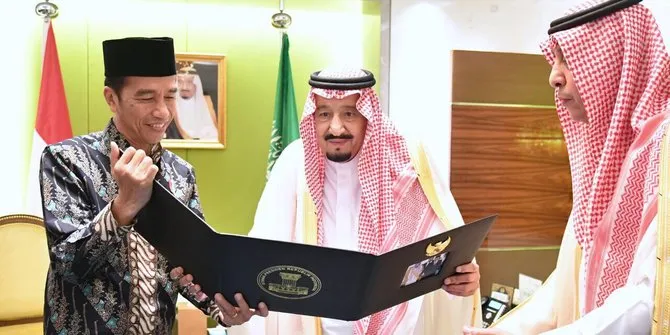 Presiden Jokowi memberikan cenderamata berupa album foto untuk Raja Salman di hari kunjungan terakhirnya di Jakarta © Biro Pers Istana