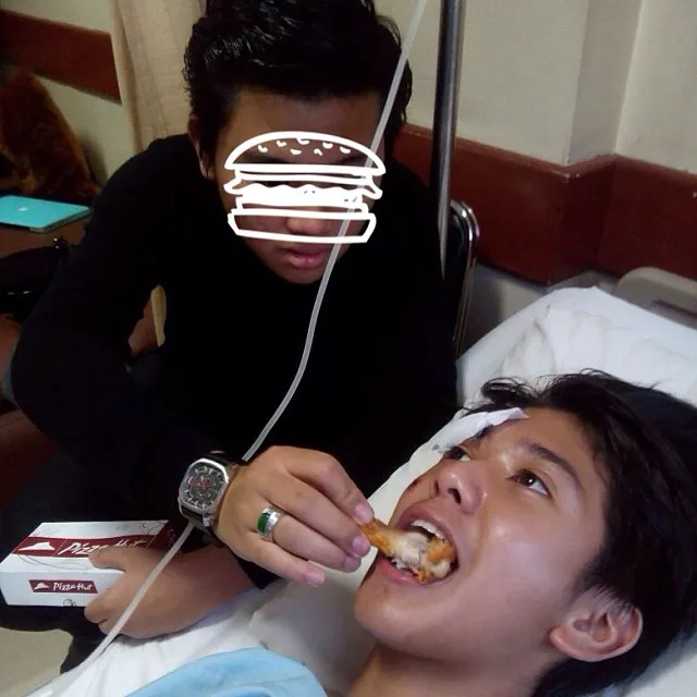 Aldy berikan suapan mesra untuk sahabat baiknya ©instagram.com - alvaromaldini45