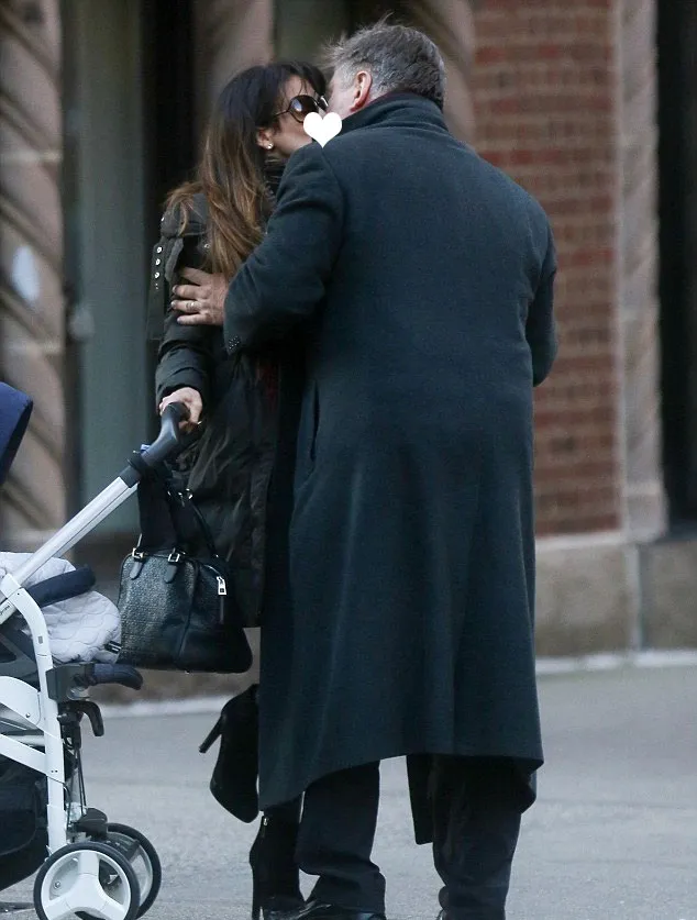 Alec Baldwin dan Hilaria tertangkap kamera ciuman © Dailymail.co.uk