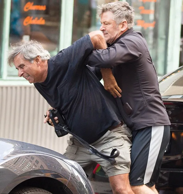 Alec Baldwin dan paparazzi @ dailymail.co.uk