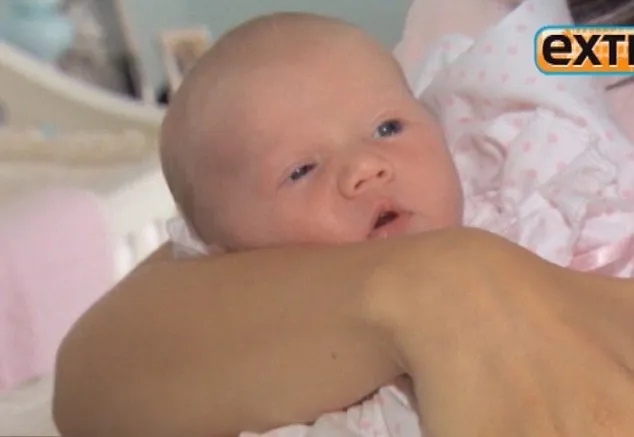 Carmen, bayi Alec Baldwin dan Hilaria @ Extra TV via dailymail.co.uk