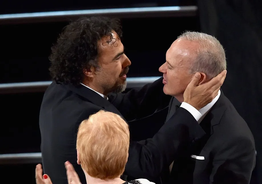 Alejandro Gonzales Inarritu dan Michael Keaton yang gembira saat BIRDMAN menyabet Best Picture/©AFP