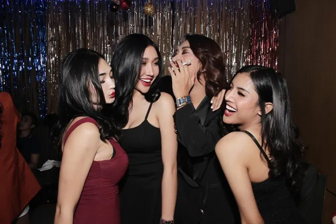 Alenka Isbach, Lucinta Luna dan Millendaru saat bersama (credit: instagram.com/alenkaisbach)