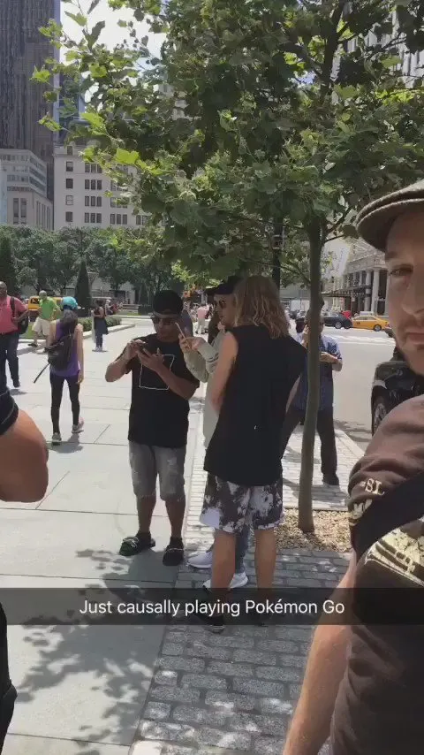 Saat Justin Bieber berburu Pokemon tanpa banyak orang yang menyadari © twitter.com/alexeheath