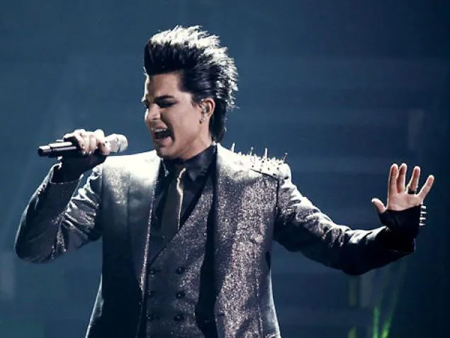 Adam dikenal gemar mengenakan berbagai aksesoris, juga ketika nyanyi @nydailynews.com