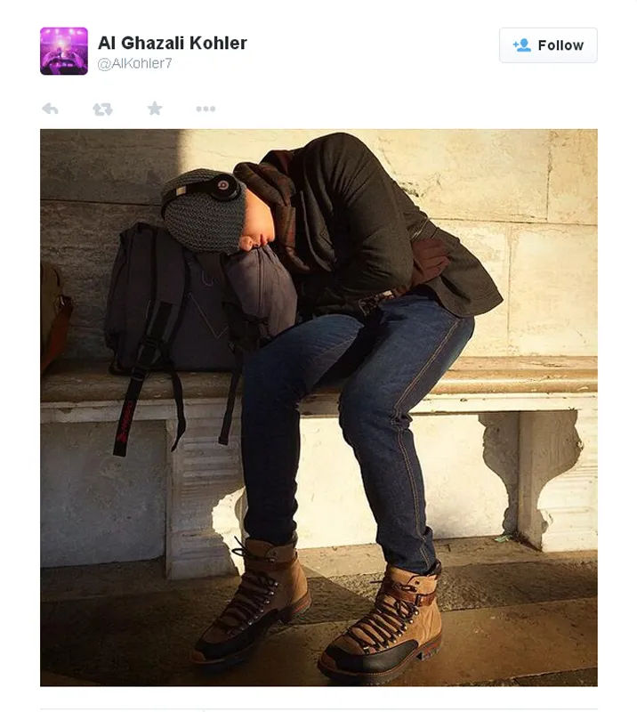 Al Ghazali ketiduran di lokasi syuting film terbarunya / © twitter.com/alkohler7