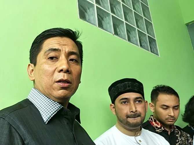 Sandy Arifin dan Ustaz Al Habsyi tengah menjenguk Fachri Albar. © KapanLagi.com/Nuzulur Rakhmah
