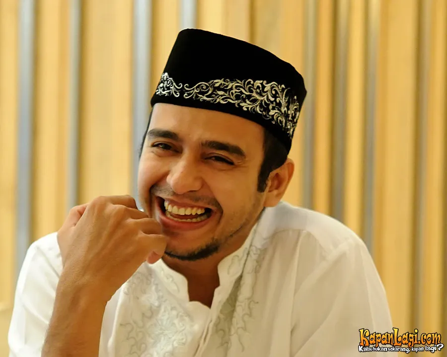 Ali Zaenal menanggapi ledekan sok alim dengan alhamdulillah
