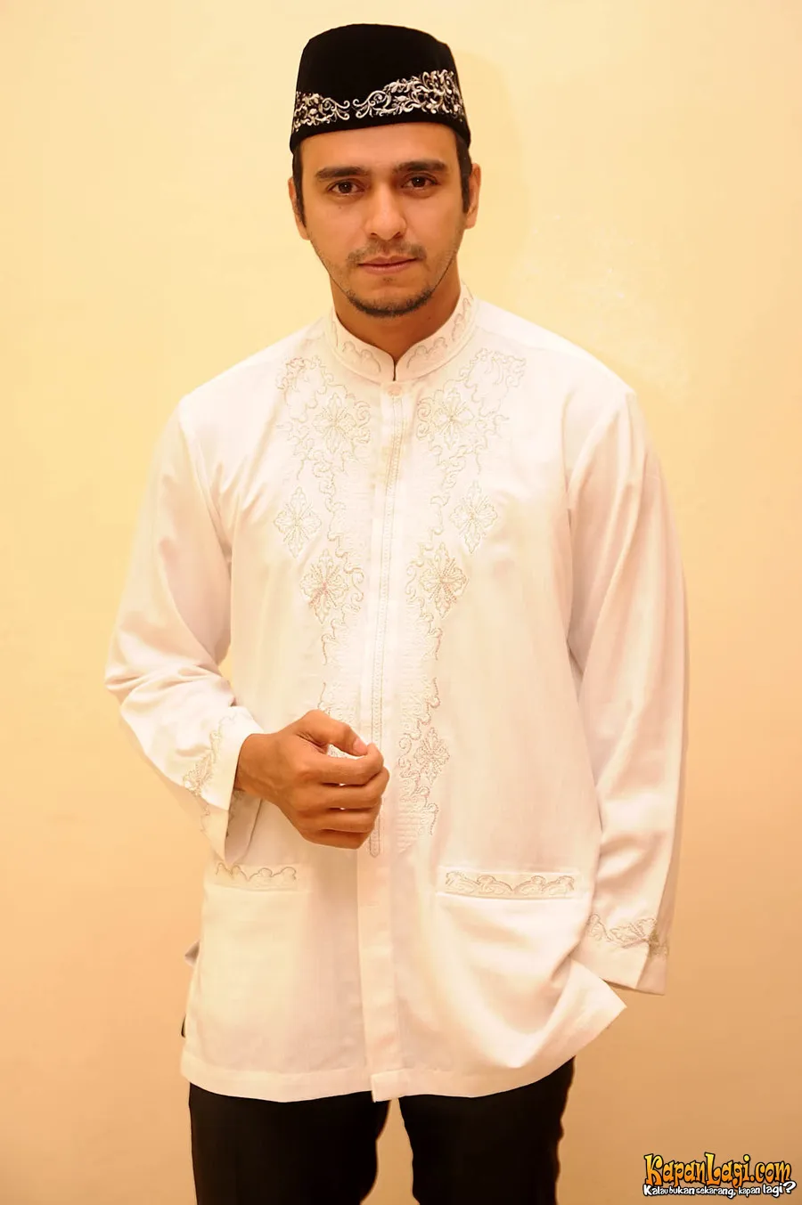 Ali Zaenal berusaha mengajari anak untuk menghafal Al Quran.
