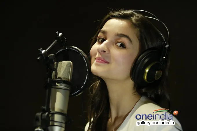 Alia Bhatt saat bernyanyi, imut ya. @oneindia.in