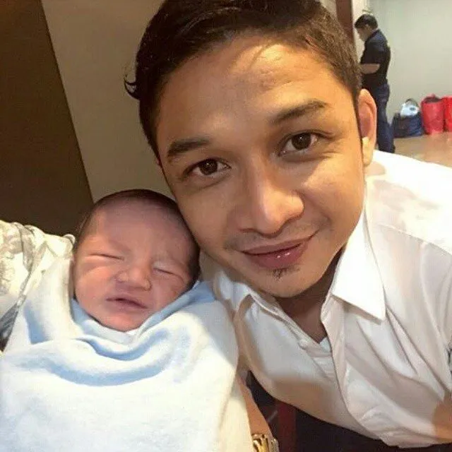 Pasha dengan si kecil Raja. Persis kan?
