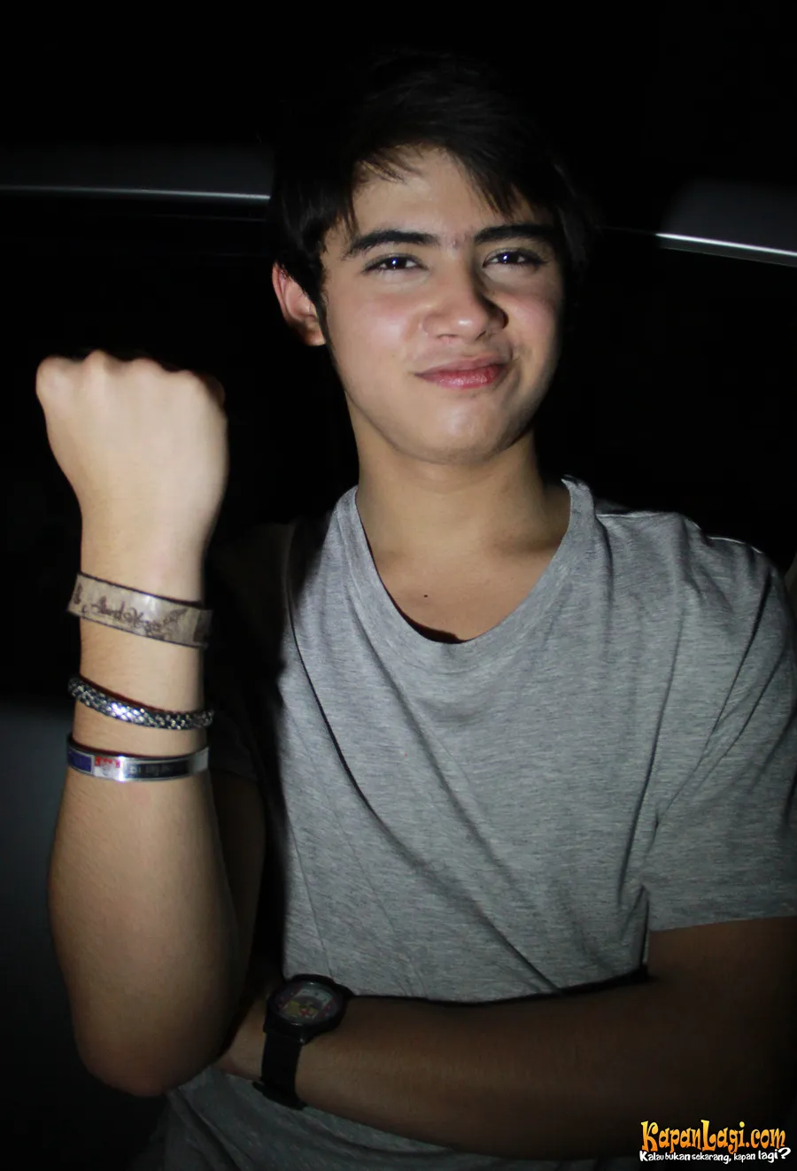 Aliando Syarief memamerkan tiga gelang yang selalu setia dipakainya ke manapun. @KapanLagi.com/Agus Apriyanto